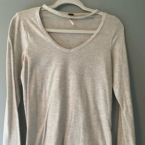 Long sleeve v neck with attached thin choker
